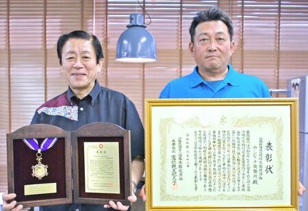 海に転落する軽自動車を目撃　飛び込み80代女性を救助　偶然いた台風対策の漁港で　ムーンビーチ救難所スタッフを表彰（沖縄タイムス） - Yahoo!ニュース