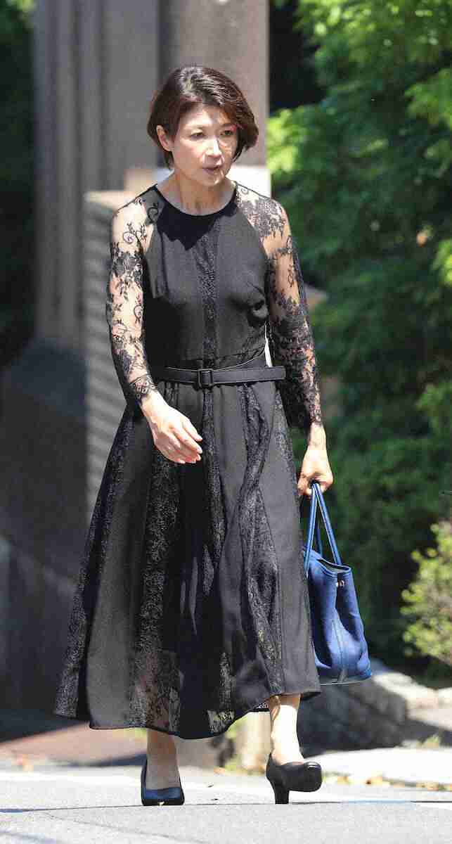 長嶋茂雄さん訃報から2日、弔問客途絶えず　元NHK・青山祐子アナは両腕シースルーの黒服姿で（スポニチアネックス） - Yahoo!ニュース