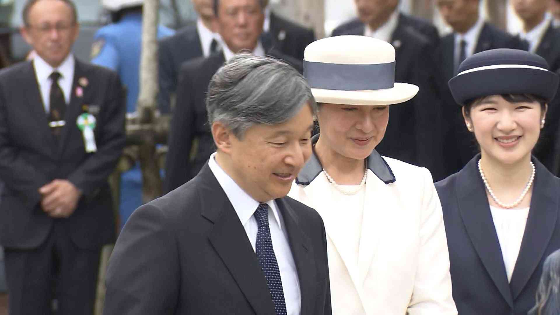 【速報】天皇ご一家が学童疎開船「対馬丸」記念館へ　初の訪問　上皇ご夫妻の思い受け継ぎ　沖縄慰霊の旅2日目（FNNプライムオンライン（フジテレビ系）） - Yahoo!ニュース