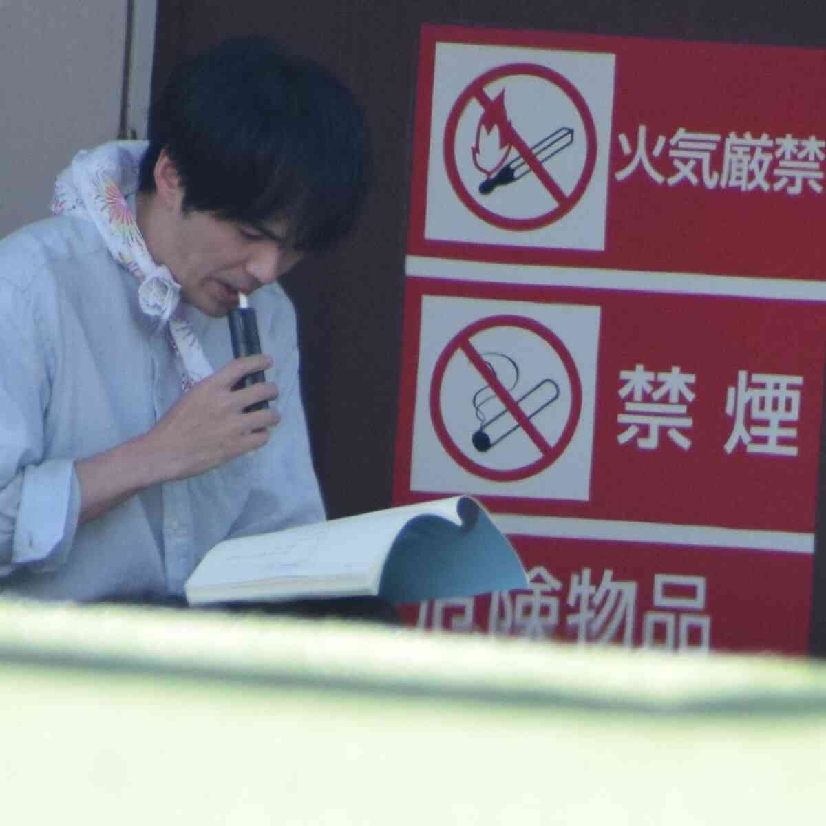 林遣都 撮影現場での“ルール違反”な姿を激写！「禁煙看板の真下で電子タバコを一服して…」 | アサ芸プラス