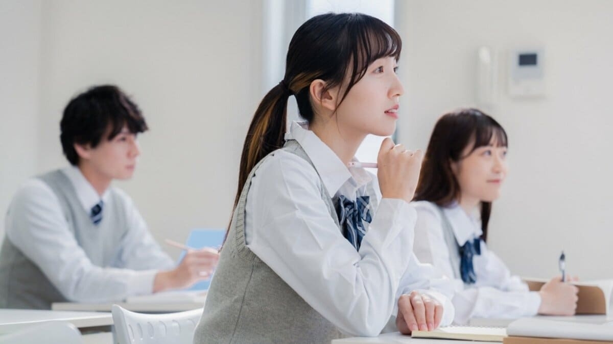 陰謀論にハマるのは「理科」軽視が原因？ 高校生の約半数が「理科は社会に出たら必要ない」にＳＮＳでは「トンデモ医療や製品がいつまでも商売になるわけだわ」 | 集英社オンライン | ニュースを本気で噛み砕け