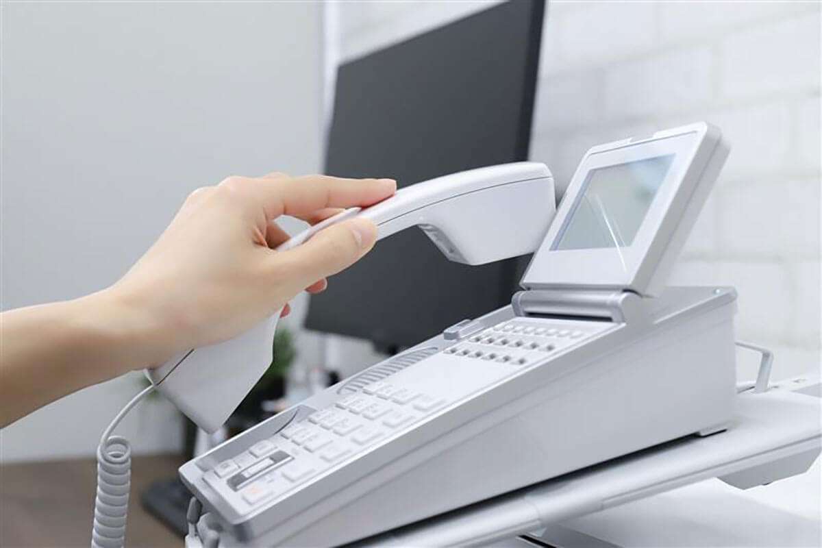「仕事の連絡にLINEは使わないでください」　若手社員の発言に凍りつく職場…“電話が怖い”だけじゃない社内コミュニケーションをめぐる葛藤 | デイリー新潮