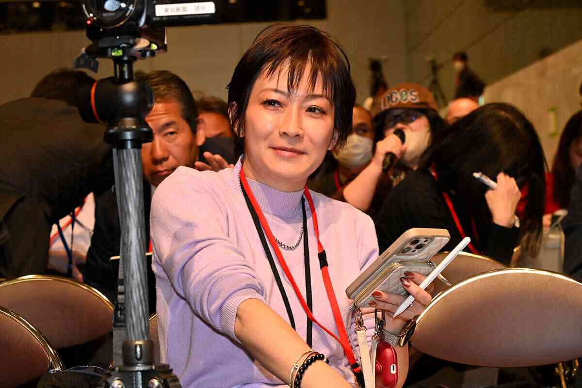 東京新聞・望月衣塑子記者が「自身のイラスト入りTシャツ」を4000円で販売開始　社内からは「サラリーマンとしてあり得ない」「副業の前に本業を」と大ブーイング | デイリー新潮