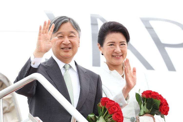 《国会議員がそこに立っちゃダメだろ》天皇皇后両陛下「モンゴルご訪問」渦中に河野太郎氏があり得ない行動を連発　雅子さまに向けてフラッシュライトも（NEWSポストセブン） - Yahoo!ニュース