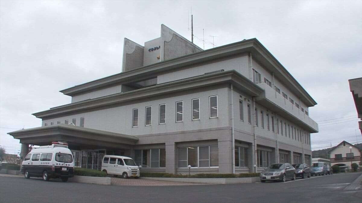 駐車場の車に自分の運転する車を衝突させた上、車を降りて鉄パイプでフロントガラスを数回殴って壊す…車で逃走　中国人の女(49)を逮捕　鳥取県倉吉市