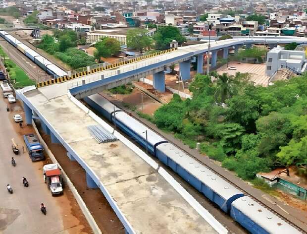 なぜ完成するまで気付かなかった！？　設計ミスで９０度直角カーブの高架橋　インド - ライブドアニュース