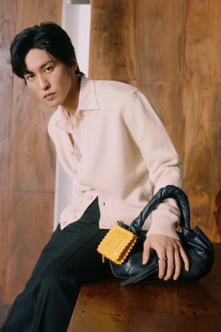 目黒蓮、クール×ミステリアスな『FENDI』新作スペシャルムービー公開 ラヴィオリ型チャームで遊び心