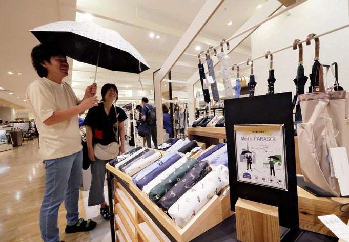 メンズ日傘「抵抗感はあるけど」売り上げ5年で7倍、ブランドも誕生…猛暑で「男の新必需品」に
