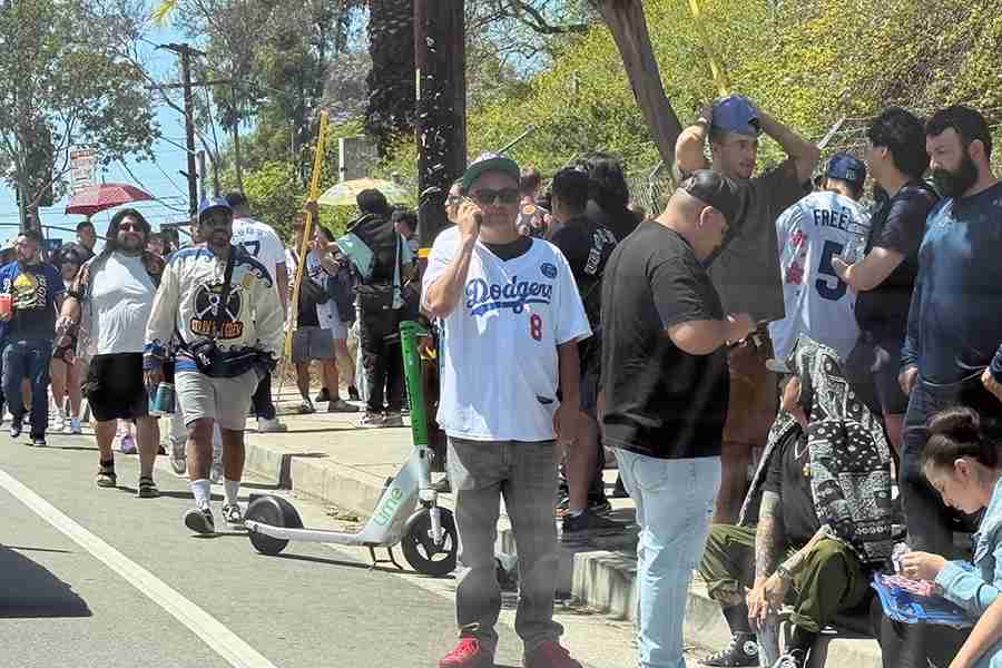 ド軍戦、ワンピースグッズ求め大行列　5時間前から…始球式には“ナミ役”女優登場