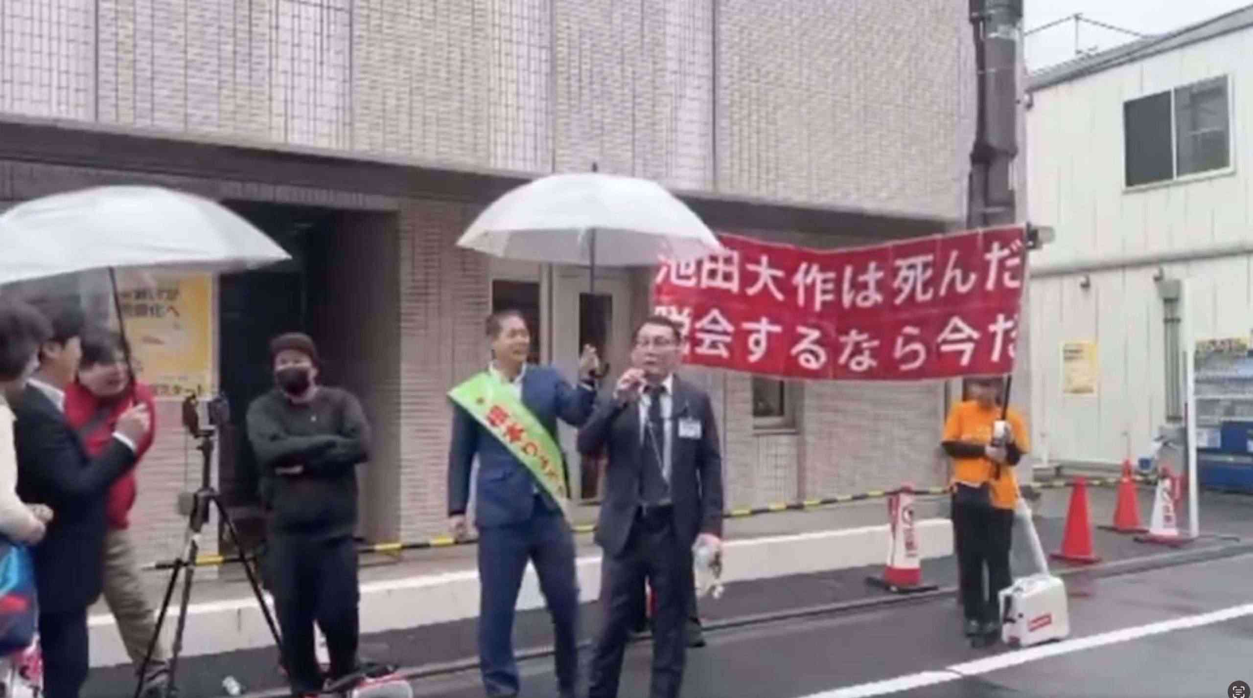 つばさの党 東京15区補欠選挙 公明党本部前にて大阪創価学会の幹部Revo粟田晋さんが証言「2010年の選挙は私1人で36回投票しに行って逮捕されましたが無罪でした。婦人部は500回くらい投票しに行く。投票用紙を奪ったり買い取る。創価学会による公職選挙法違反は常習的に行われている」 - NewsSharing