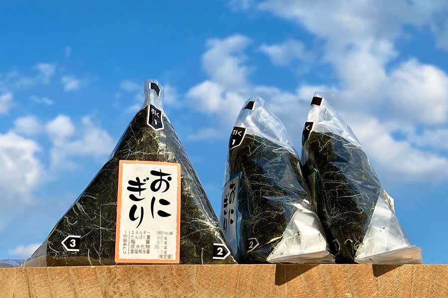 「女性が外でご飯を食べるなんて」見知らぬ高齢女性から理不尽な叱責…ユーモアあふれる切り返しに称賛 | Hint-Pot