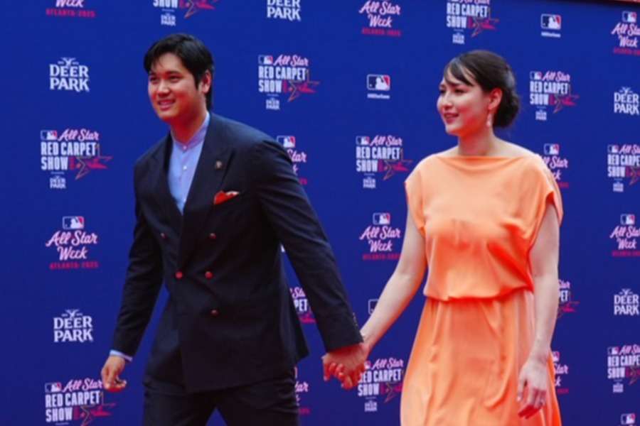 大谷翔平、真美子夫人と手をつなぎレッドカーペット登場　濃紺スーツにオレンジドレス…先頭登場に大歓声