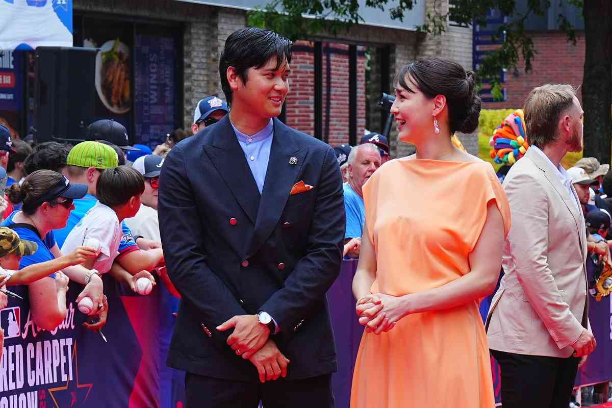 大谷翔平、真美子夫人と手をつなぎレッドカーペット登場　濃紺スーツにオレンジドレス…先頭登場に大歓声