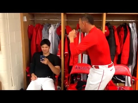 大谷がスマホを見てたらMLB選手が来て次の瞬間・・イヤ～困ってる翔平も可愛すぎるわ！！【大谷翔平】