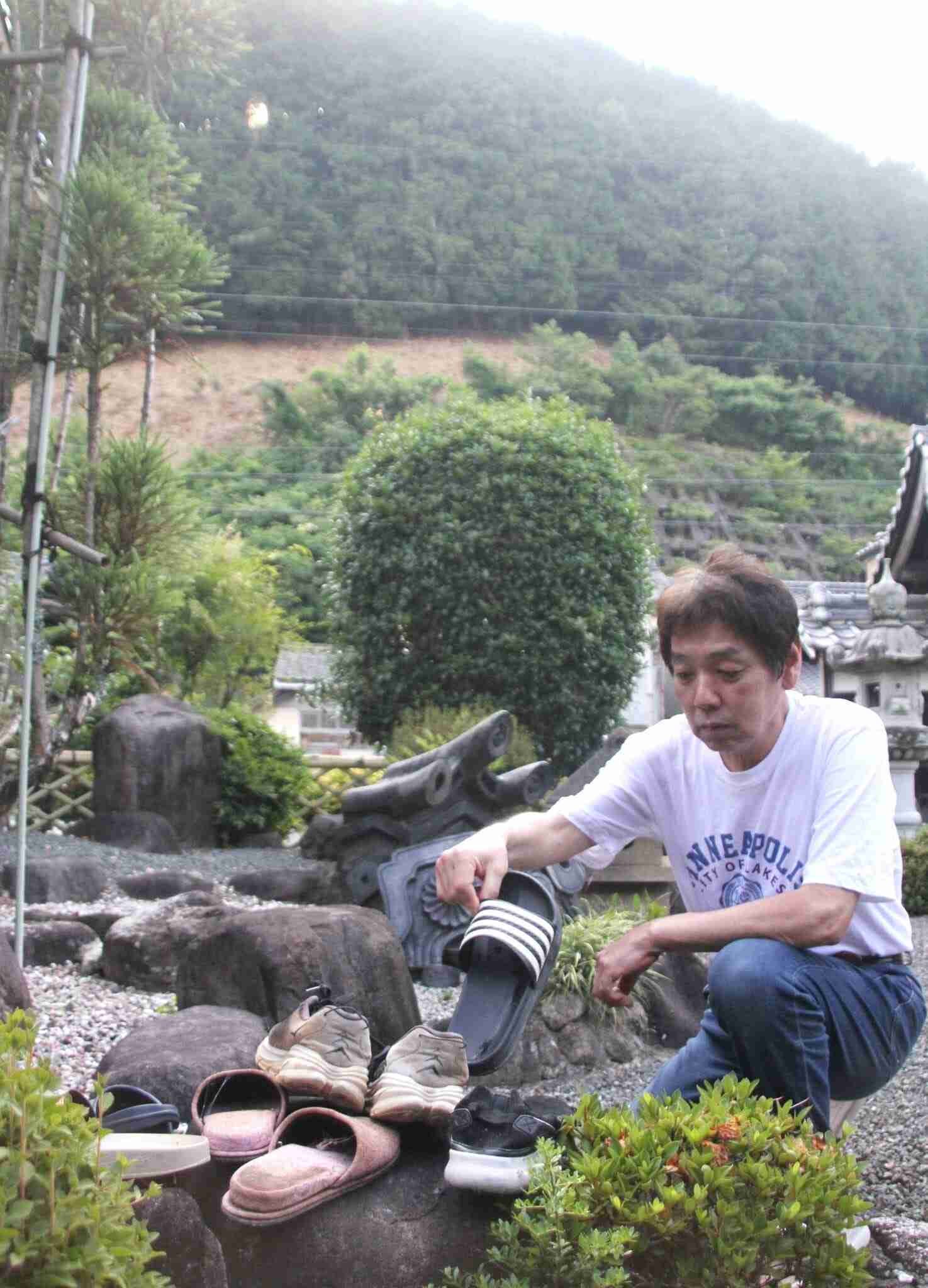 キツネからの〝お布施〟? 盗んだ靴をなぜか寺に 住職困惑「何が起こっているのか」/兵庫・丹波市
