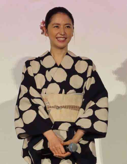 長澤まさみが大胆ドット柄浴衣　「あの日があったから今がある」　