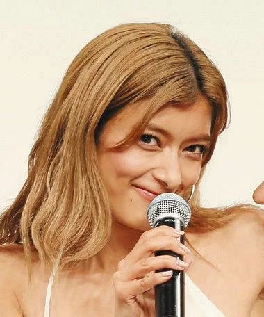 ローラ　素足&スパッツで畑仕事「雑草さん達をとる作業をしたよ！」　夏のルーティンも「見つけた」