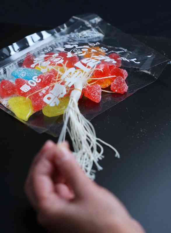 原料高騰で…駄菓子の定番「糸引きあめ」、唯一のメーカーが廃業