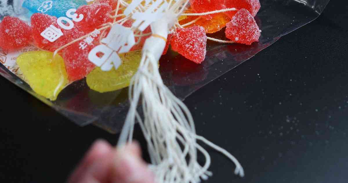 原料高騰で…駄菓子の定番「糸引きあめ」、唯一のメーカーが廃業 | 毎日新聞