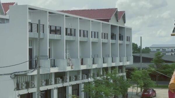 特殊詐欺に関わった疑い…カンボジアで拘束中の日本人29人全員の逮捕状請求へ 8月下旬にも日本へ移送の方針｜FNNプライムオンライン