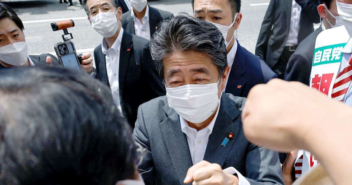 安倍元首相”手かざし宗教”広報誌で「自分も信者」と発言していた | FRIDAYデジタル
