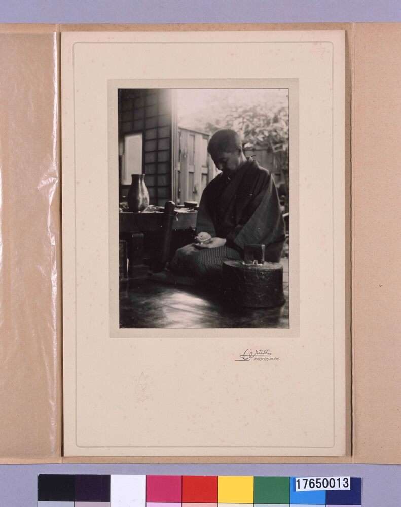 仕事場での府川一則（三代） | ToMuCo - Tokyo Museum Collection