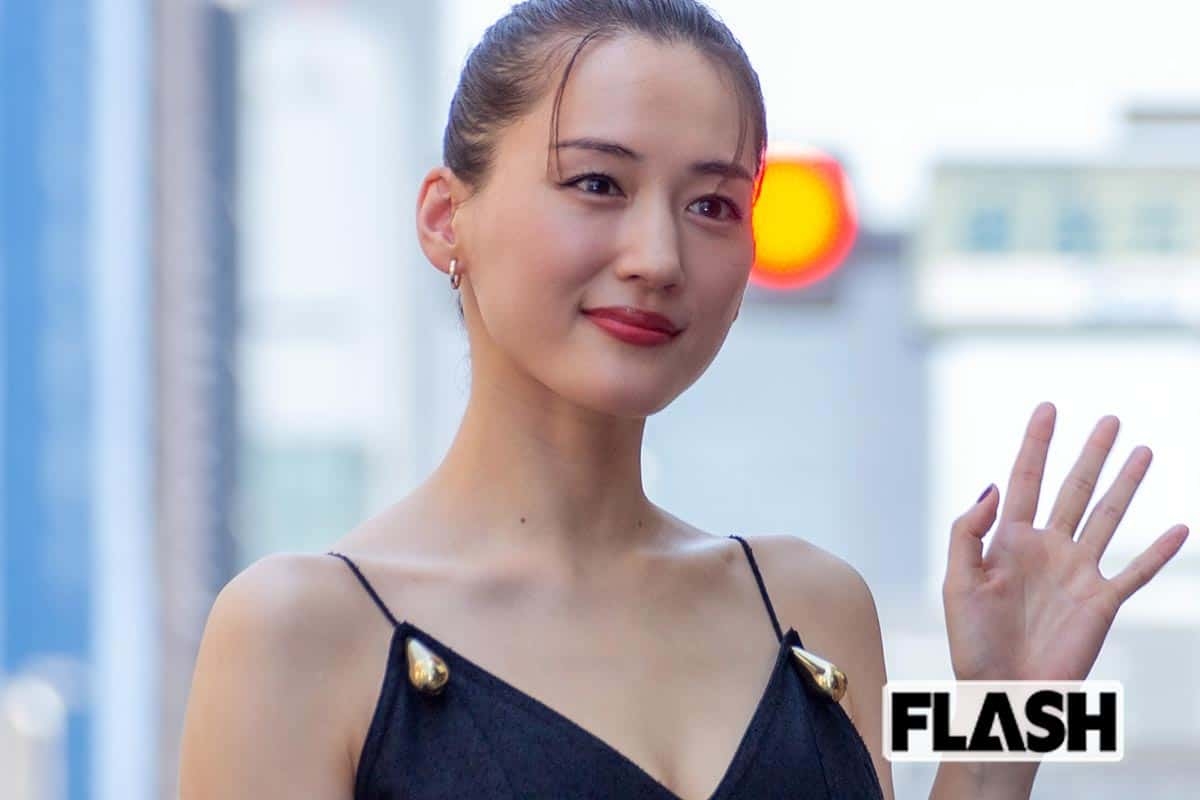 綾瀬はるか、ユニクロ“上半身裸CM”で指摘される最近の“露出過多”…ボディメイクで衰えぬ美貌も賛否 | Smart FLASH/スマフラ[光文社週刊誌]