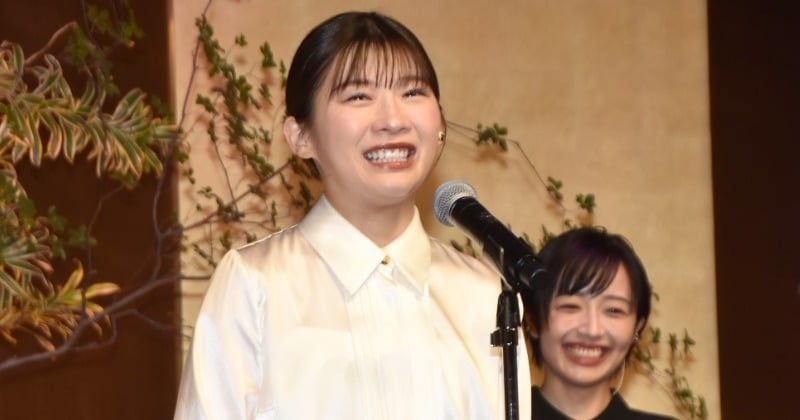 伊藤沙莉、登壇0秒で号泣　「放送文化基金賞」のドラマ部門で最優秀賞　森田望智＆土居志央梨の話に涙止まらず  | ORICON NEWS