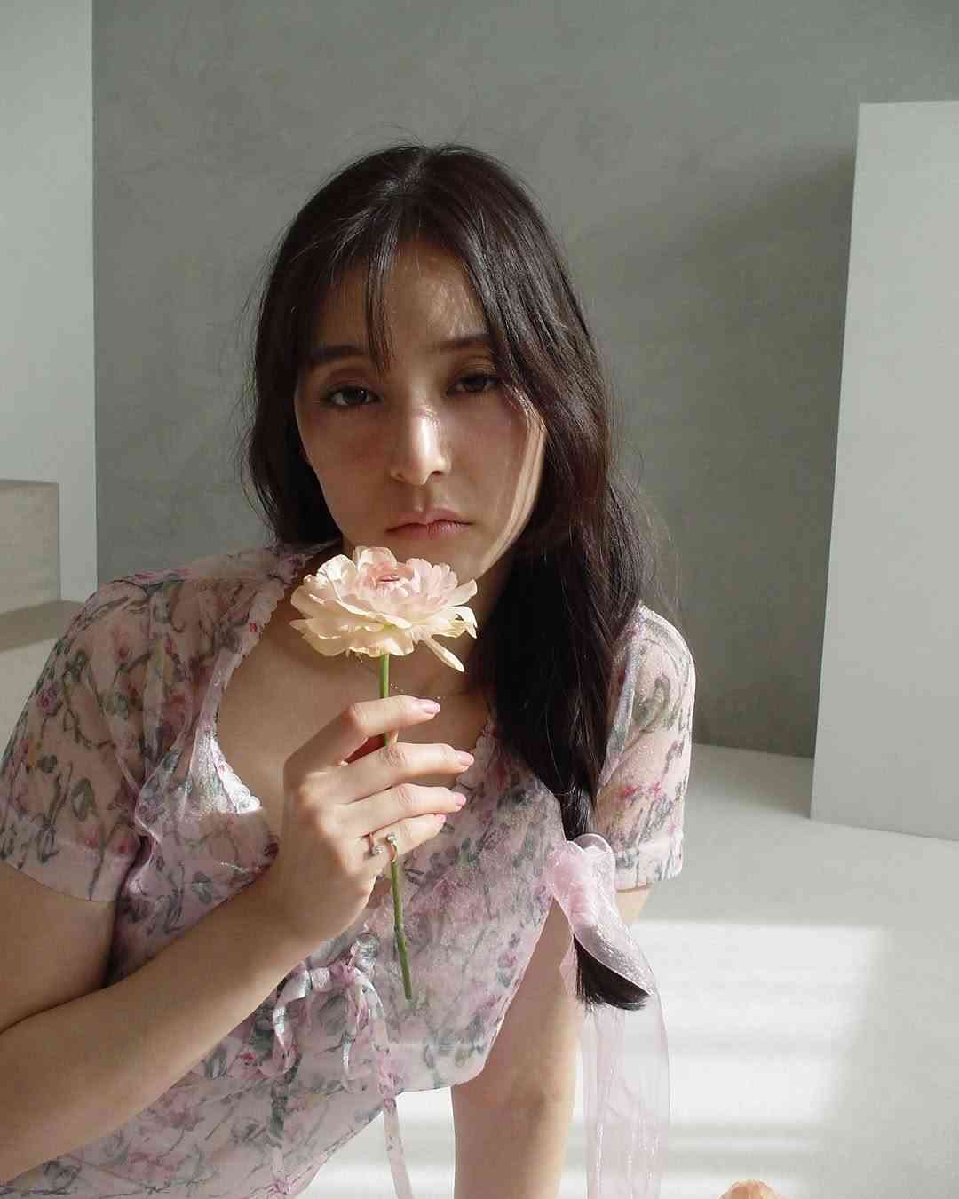 「顔疲れてそう」31歳人気女優、突然のロリータ姿にファン仰天も「人格変わっちゃった？」「体調が心配」の声
