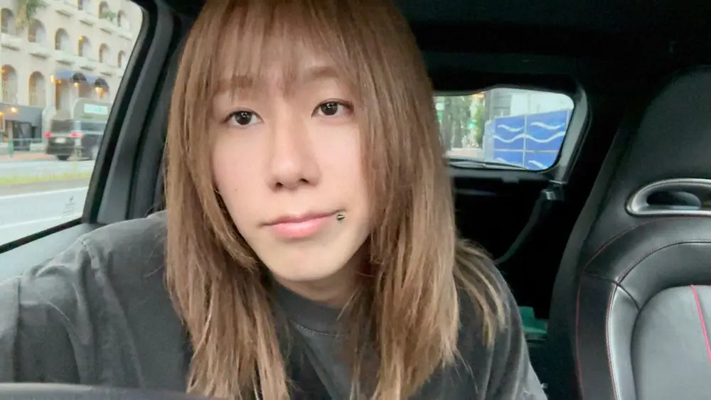 岸谷蘭丸「足組むのってそんなにダメ？」に賛否　「リラックスしてしっかり対話する為の姿勢」と説明も