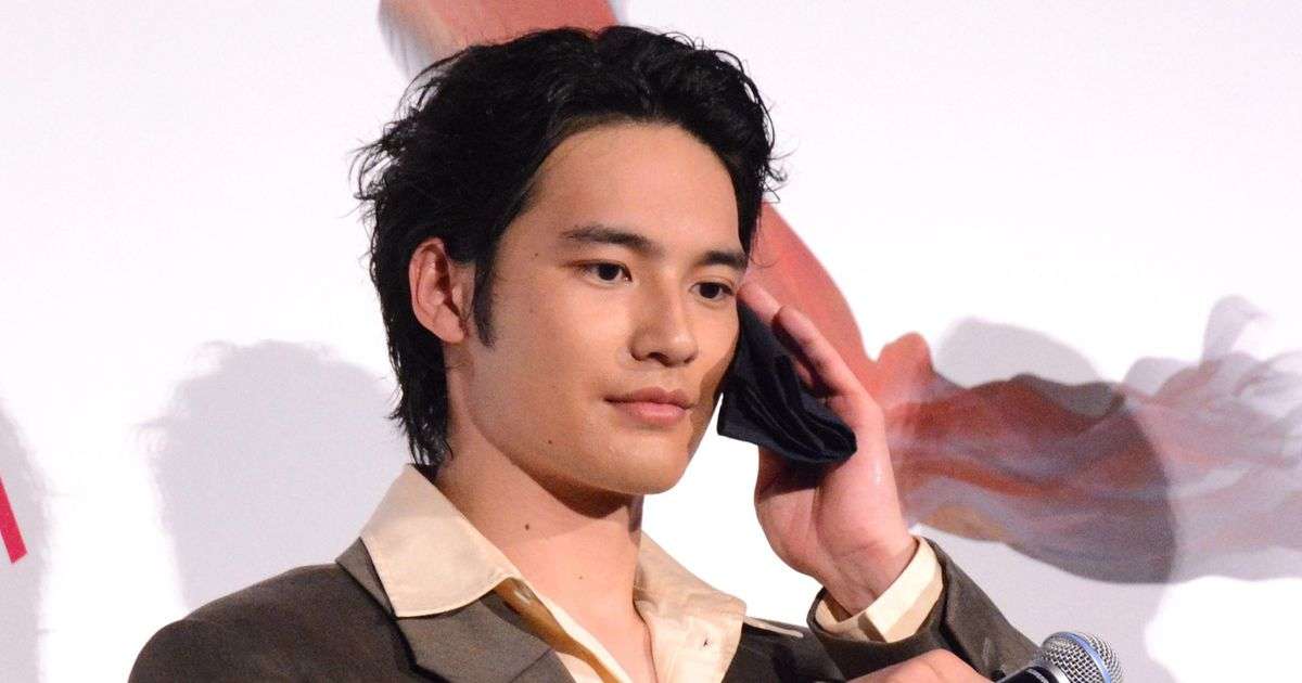 水上恒司、滝汗でイベント一時退場　吉岡里帆がフォロー｜シネマトゥデイ