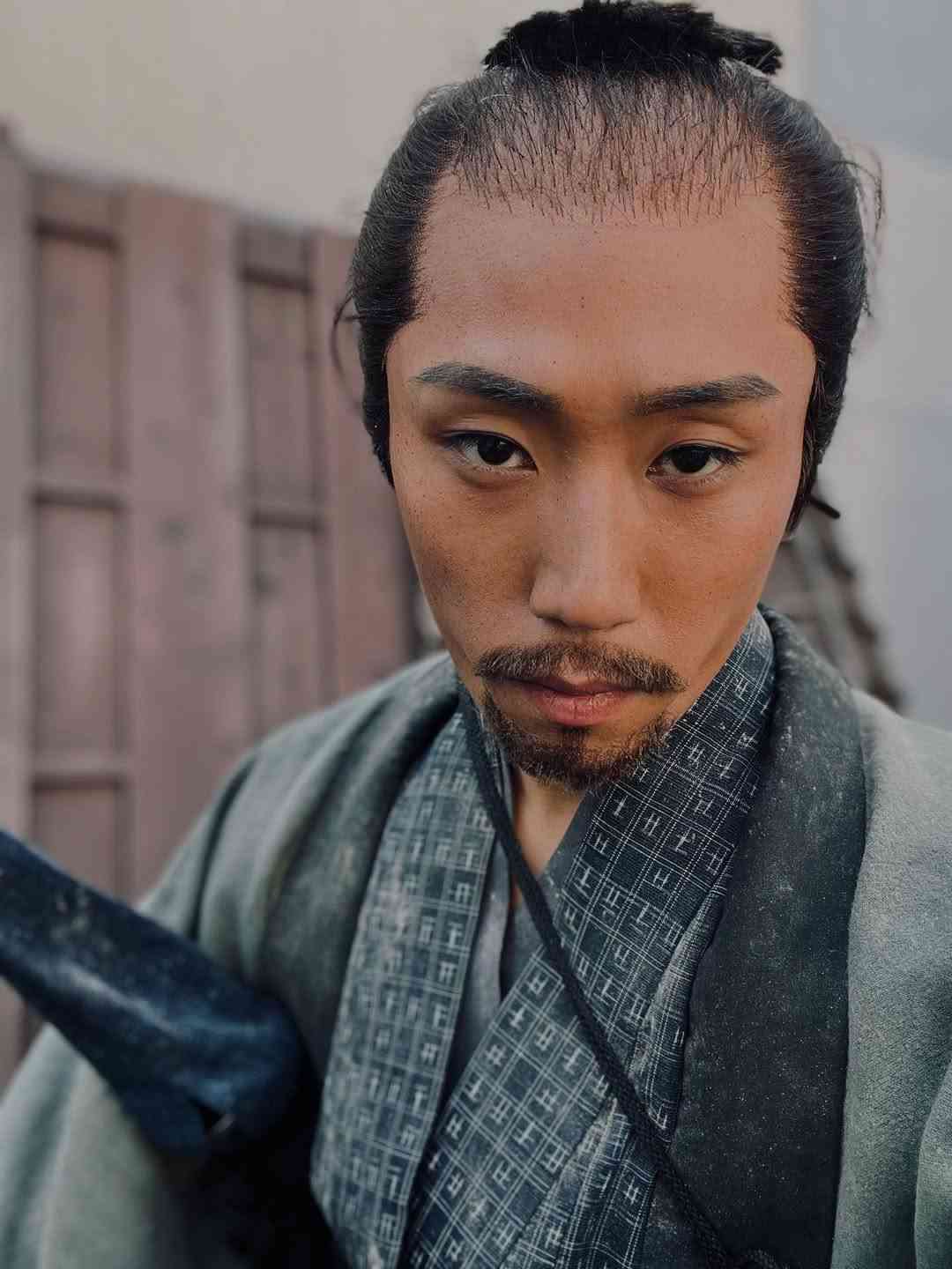 「本当にこれ全部同じ人?」凄腕刺客演じた早乙女太一のざんばら髪ショットが話題「表情管理ウマすぎません?」「生気が無い表情すごい」