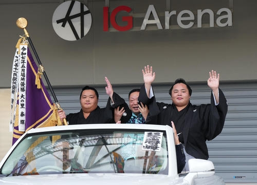 琴勝峰の優勝パレードで旗手を務めたのは弟でなく大関琴桜　師匠が指名した意図とは？ - 大相撲 : 日刊スポーツ