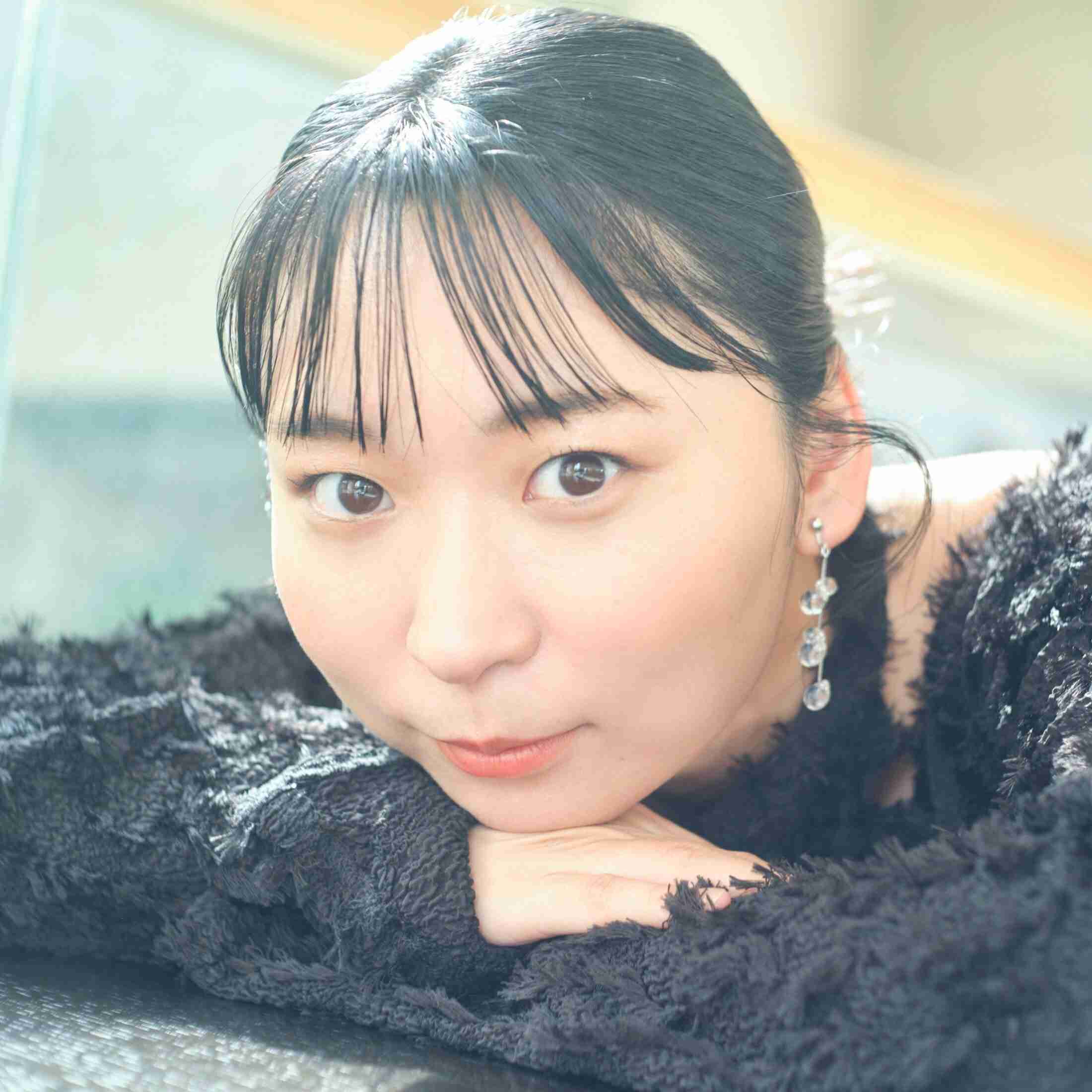 アンゴラ村長「下着の上にお肉がのっていても普通」 ありのままの標準体型で本格グラビアに挑んだワケ（集英社オンライン） - Yahoo!ニュース