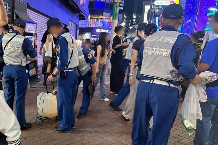 「夜になると騒ぎたい人たちが集まってくる…」渋谷・センター街での外国人の飲酒・迷惑行為は依然横行　渋谷区はパトロール強化で対応するも一筋縄ではいかない難しさ（マネーポストWEB） - Yahoo!ニュース