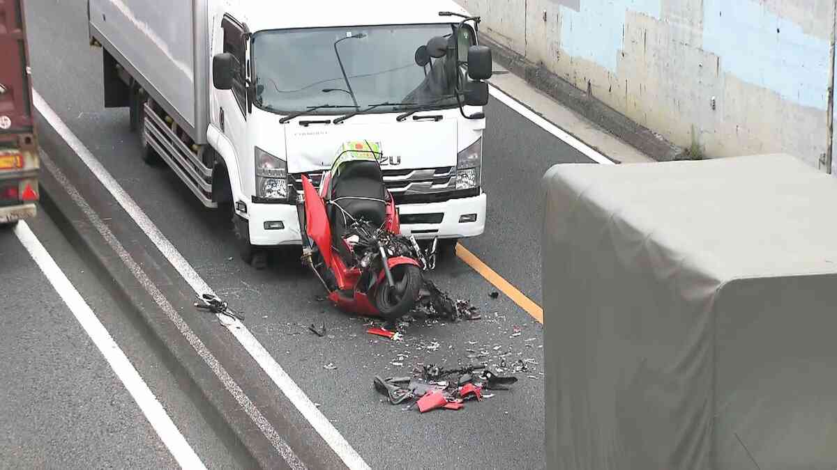 環七でバイクが後ろのトラックに追突され、前のトラックに突っ込む バイクは原型とどめず…男性は意識不明の状態で搬送
