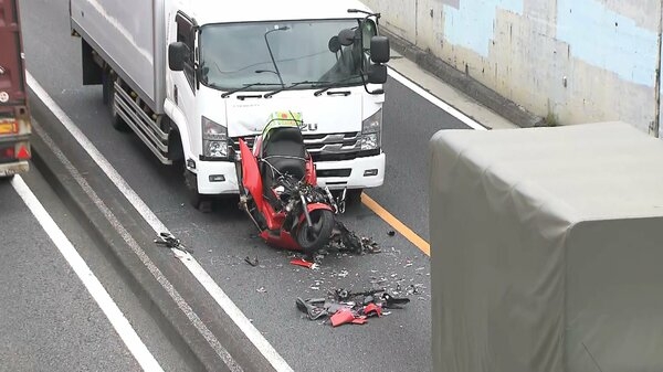 環七でバイクが後ろのトラックに追突され、前のトラックに突っ込む　バイクは原型とどめず…男性は意識不明の状態で搬送　｜FNNプライムオンライン