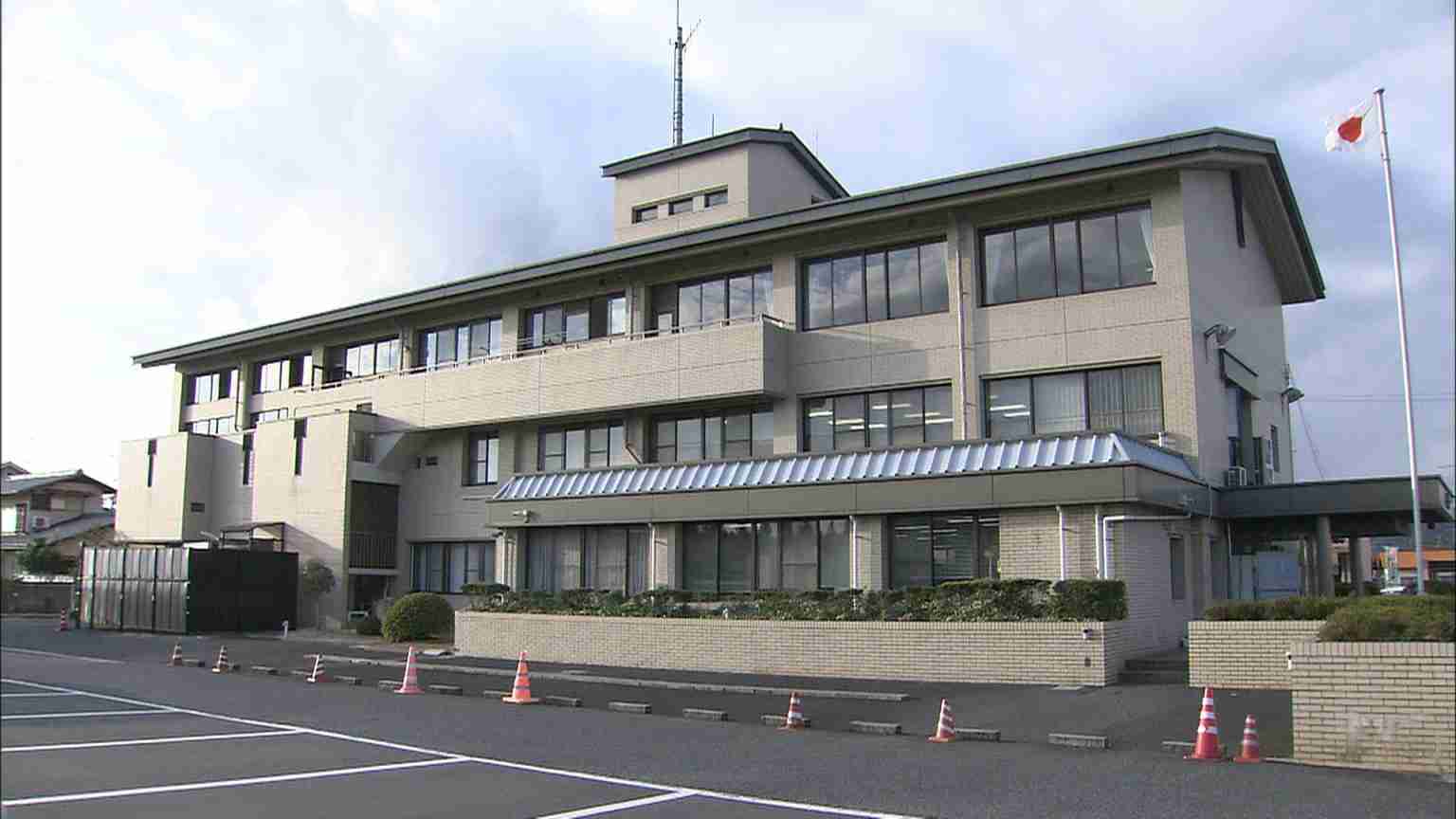 プールで女児に体を触るわいせつな行為をした疑い　張り込みの警察官が男（52）を現行犯逮捕　男は「当たっただけ」と否認　岡山・総社市 | KSBニュース | KSB瀬戸内海放送