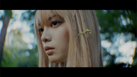 平手友梨奈、新曲「I’m human」MVを公開 “集団心理の恐怖”を描いた作品&金髪姿も披露