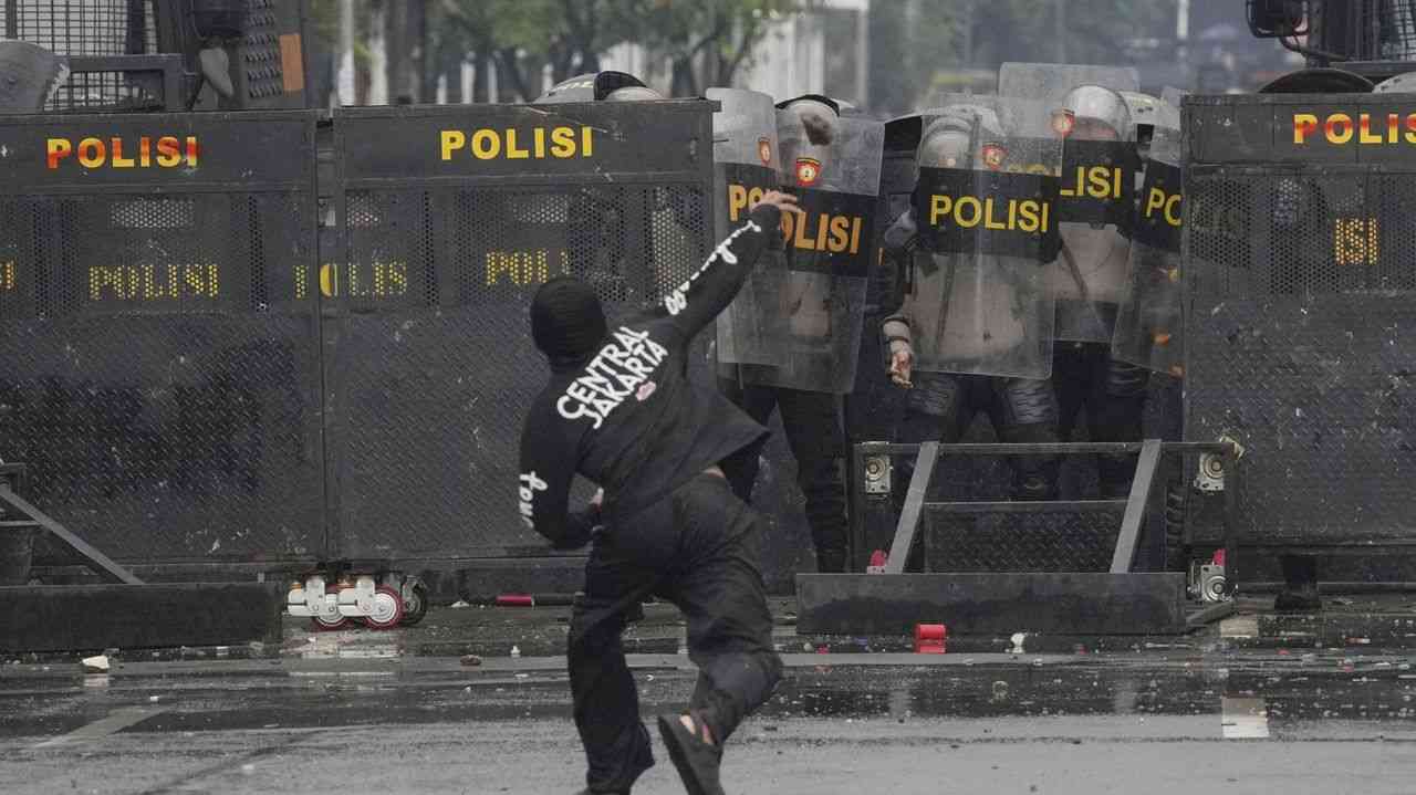 インドネシアのデモ 財務相宅襲撃 - Yahoo!ニュース