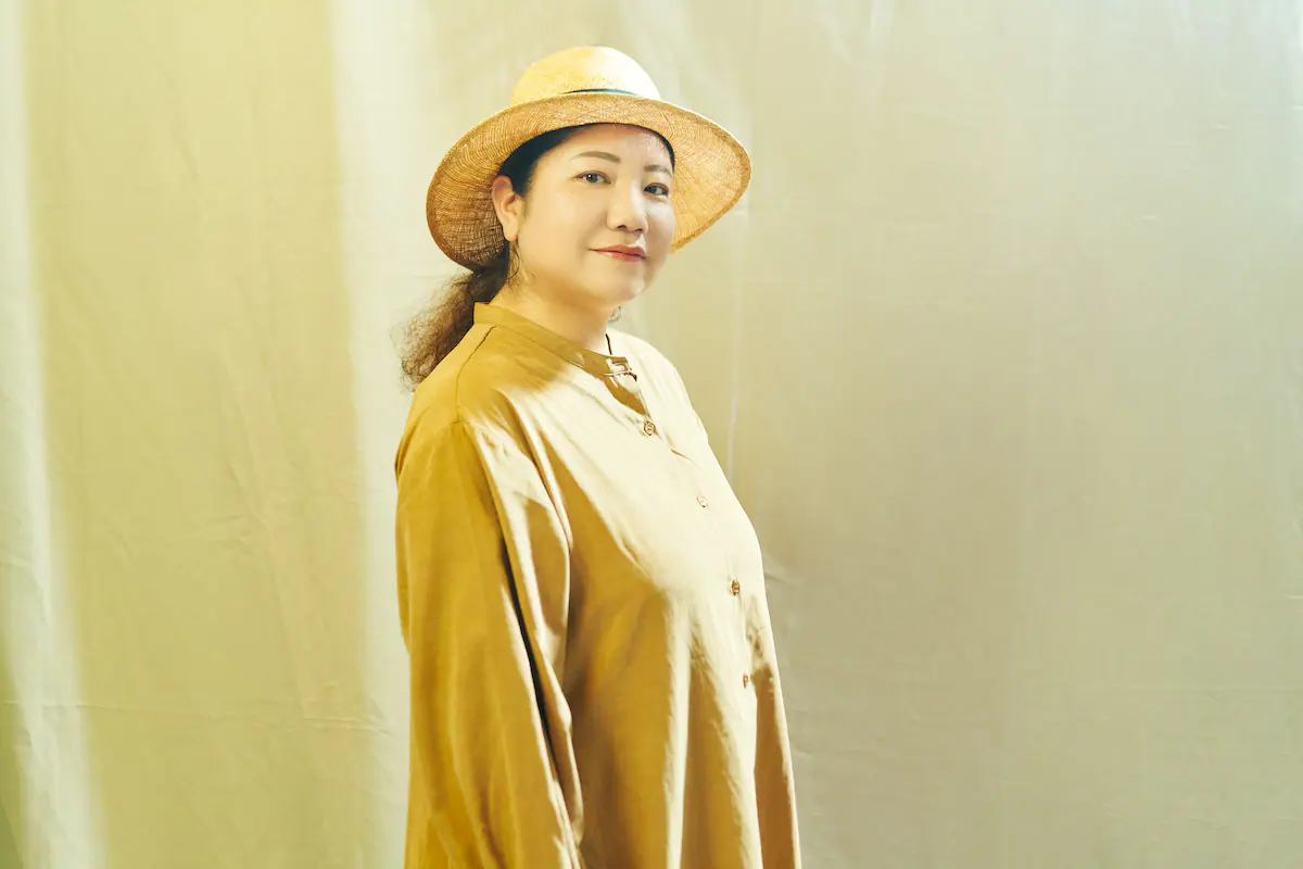 40代過ぎたら地味な服しか着ちゃダメ? “服装で老ける人”と“カジュアルで花開く人”の大きな違い