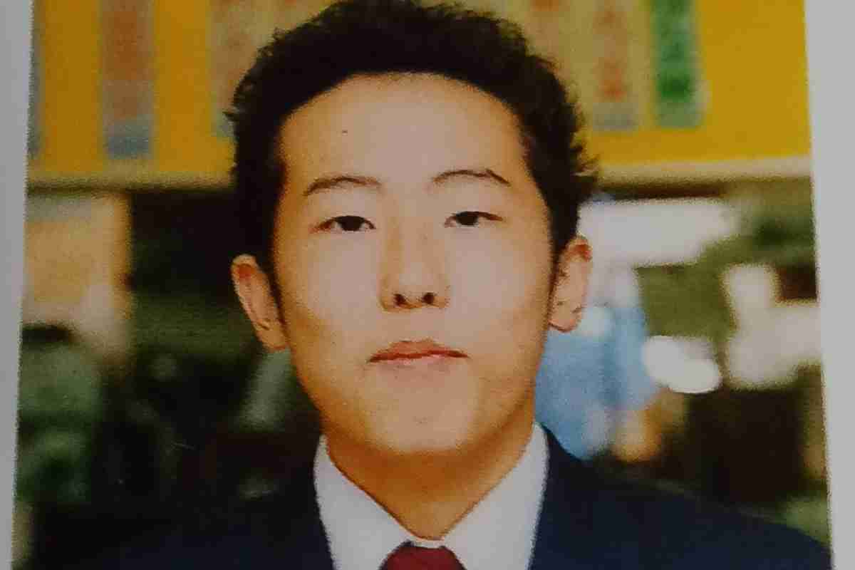 「よくタブレットで子どもを撮っていた」不同意わいせつ行為で再逮捕の小瀬村史也容疑者が“盗撮し放題だったワケ”　保護者は「『（被害者は）わからない』の一点張りで…」｜NEWSポストセブン