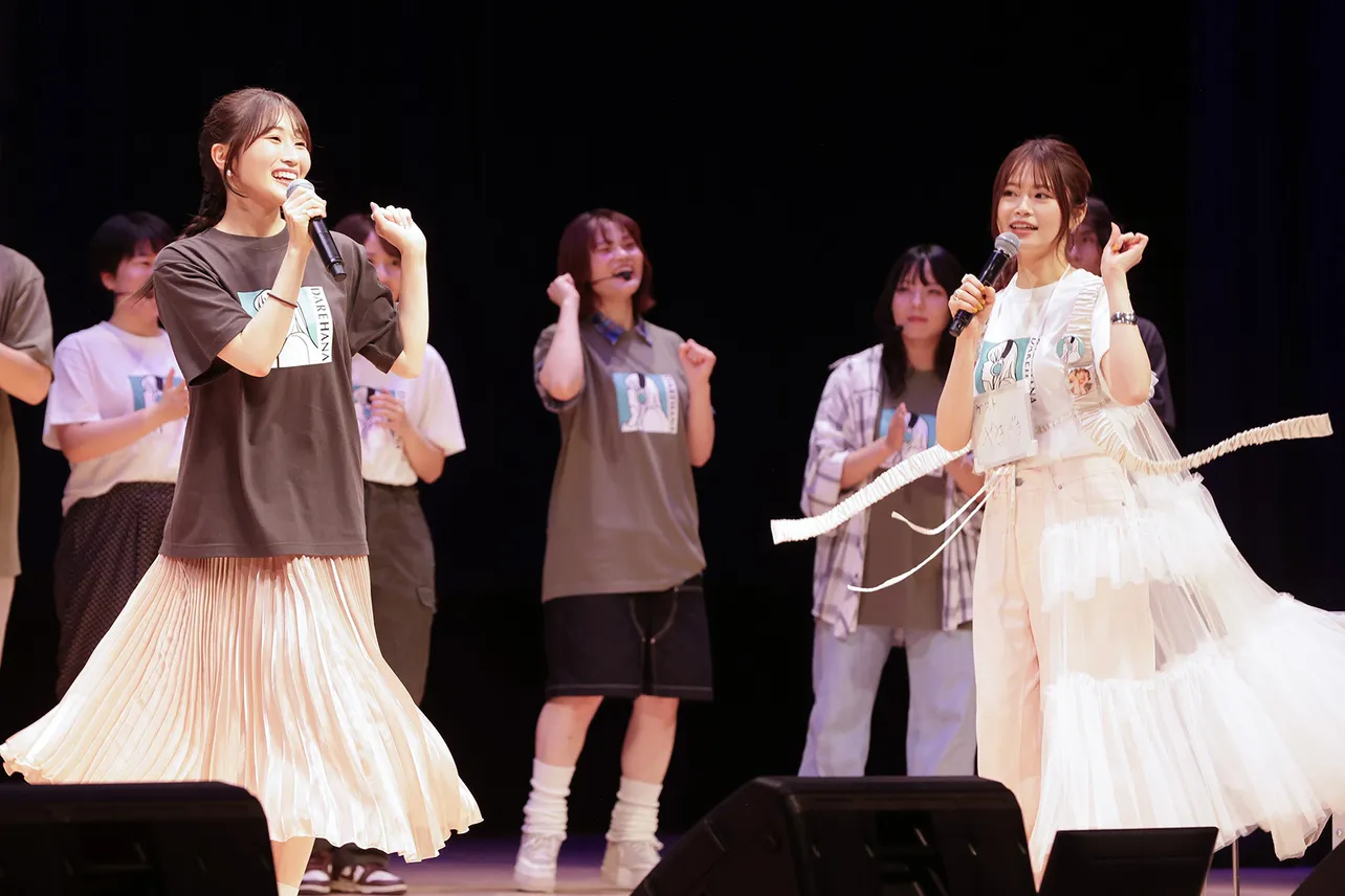 元乃木坂46山崎怜奈、元櫻坂46菅井友香＆元日向坂46潮紗理菜と坂道3グループOGそろい踏みで「ガールズルール」を熱唱 | WEBザテレビジョン