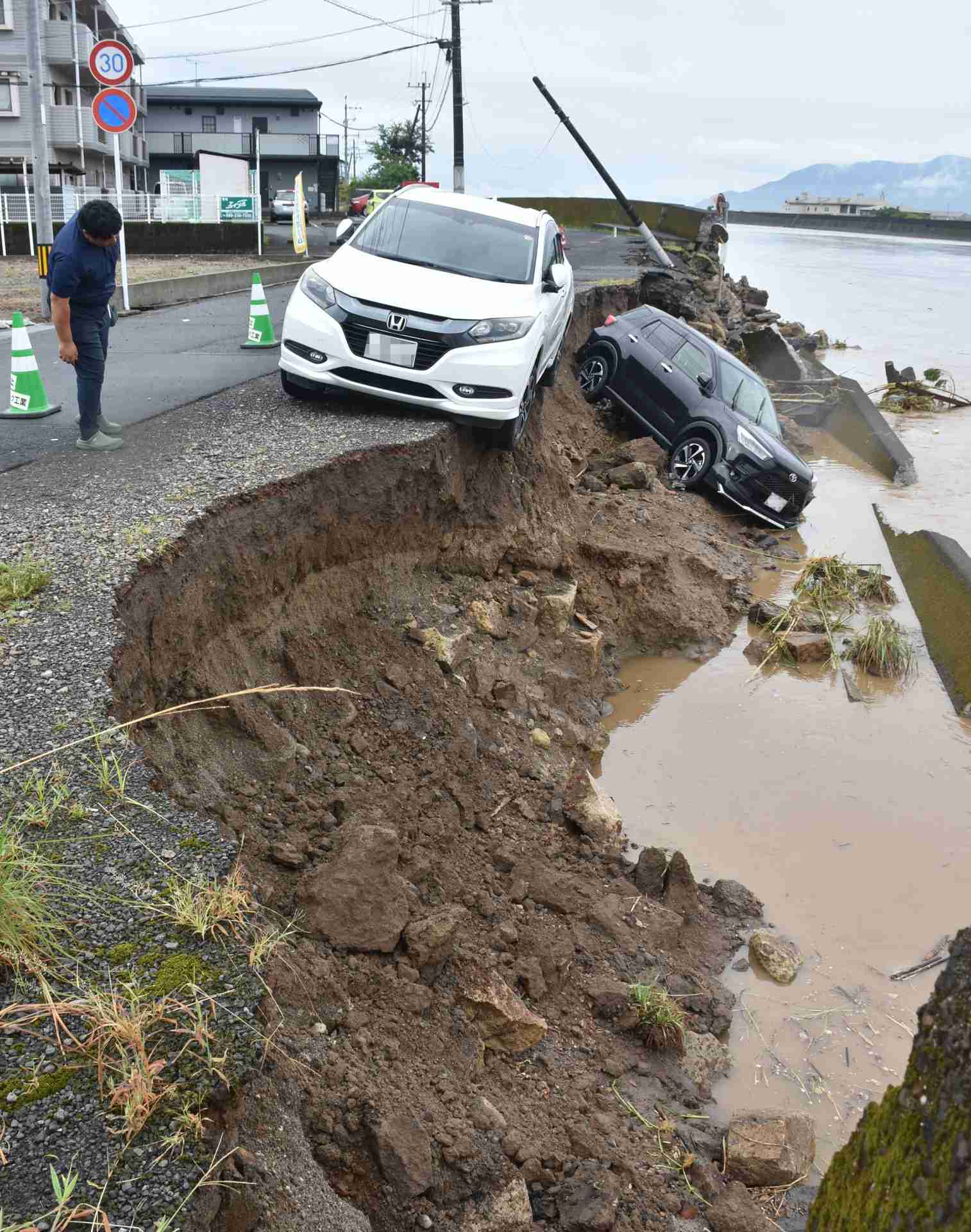「生きた心地しない」寝静まる街を襲う猛烈な雨 市街地は短時間で冠水 崩れた土砂が民家を飲み込む…【鹿児島大雨】