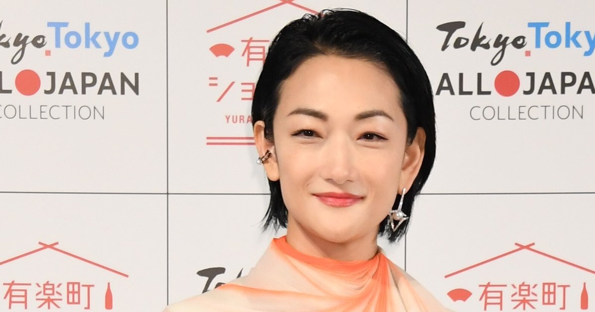 「かっこいい親子」冨永愛の20歳モデル息子はなぜ“親の七光り”批判されないのか…二世タレントとの違い | 女性自身