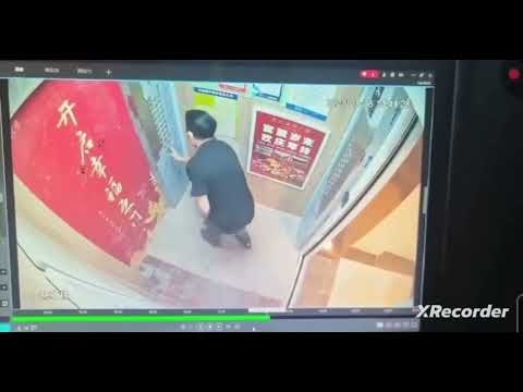 升降機有前後門，靚仔唔知call救援。