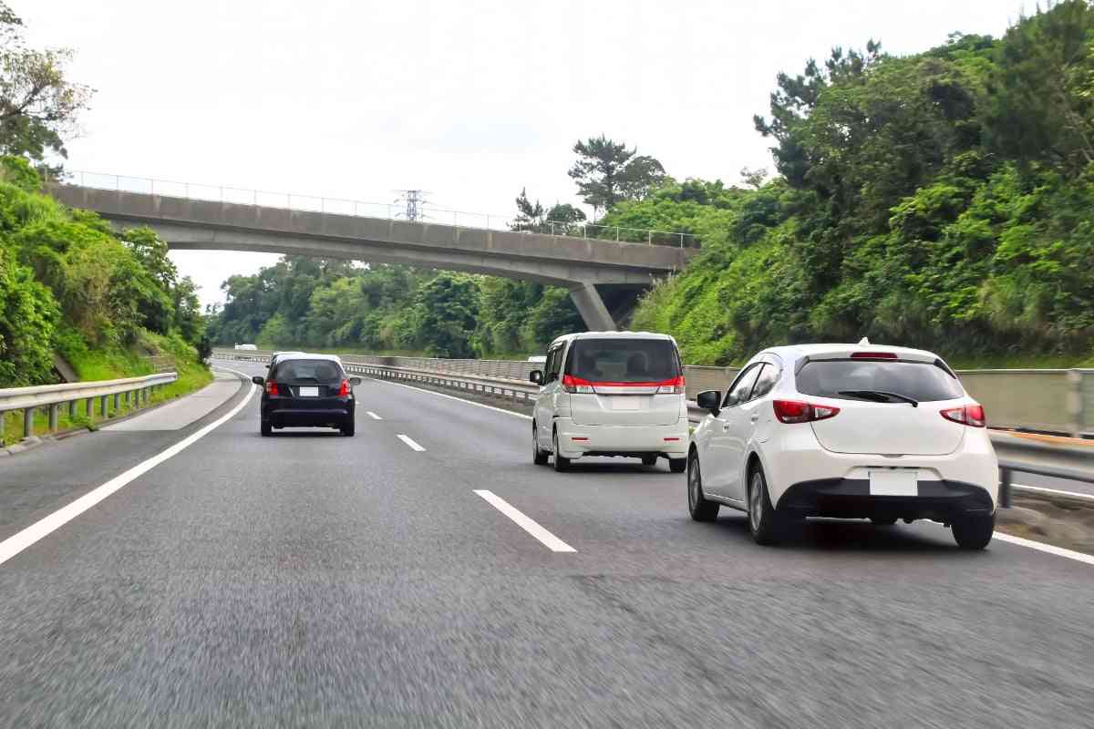 SNS「邪魔すぎる」…高速道路の「追い越し車線」走行し続けたら“道交法”違反？ 弁護士に聞く | オトナンサー