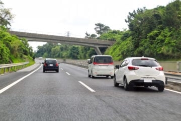 SNS「邪魔すぎる」…高速道路の「追い越し車線」走行し続けたら“道交法”違反？　弁護士に聞く