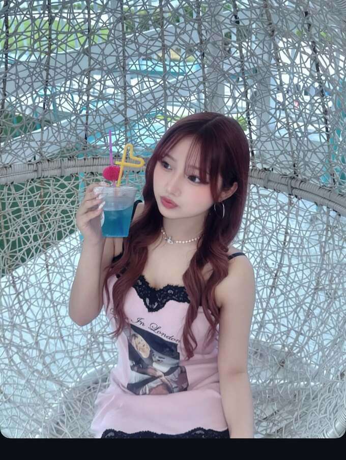 【辻希美・長女】希空「沖縄来たー！！」ピンクのキャミソール姿で　ビーチからグルメまで　南国リゾートライフ満喫