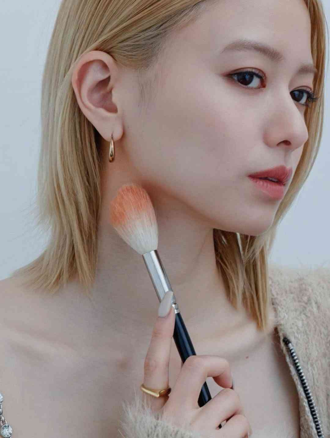 山本舞香　ミニスカから覗く美脚にファンもん絶「見惚れました」「天才すぎる」「鬼可愛い」の声